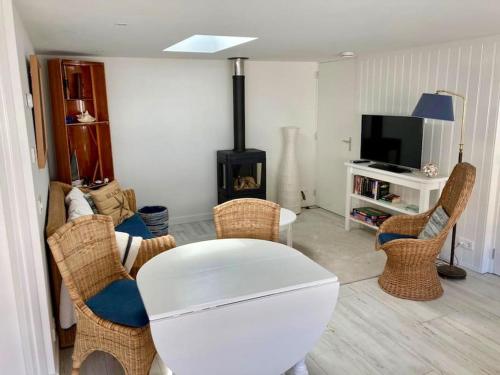 A television and/or entertainment centre at Beachhouse Stranddistel 100m from the beach