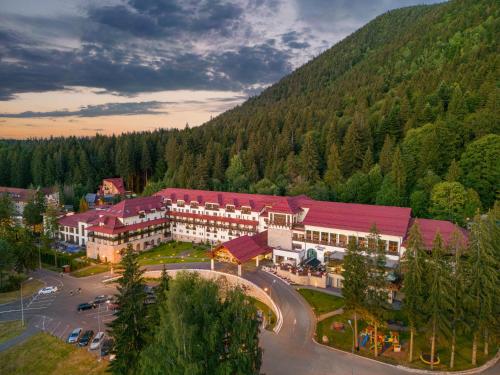 una vista aerea di un resort in montagna di Ana Hotels Sport Poiana Brasov a Poiana Brasov