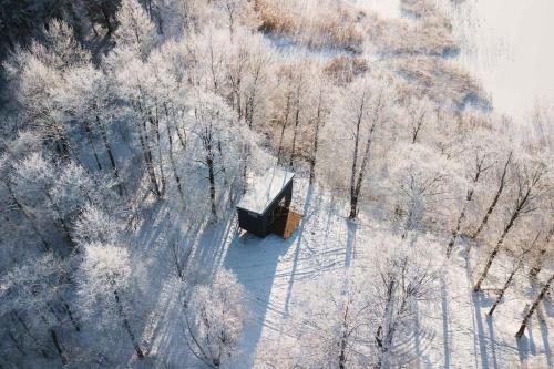 겨울의 Beautiful Tiny house on the lake side.