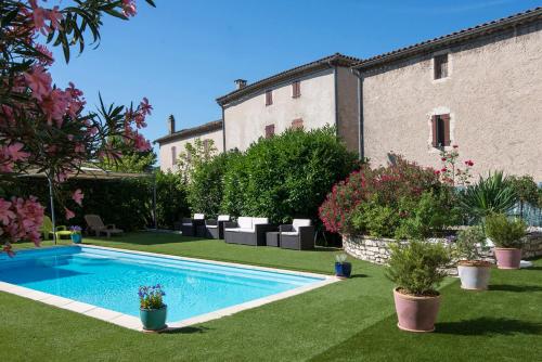 una piscina en el patio de una casa en Hôtel Restaurant Le Clos Charmant, en Vallon-Pont-dʼArc