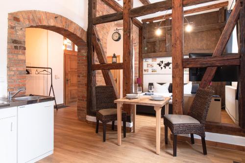 een keuken en eetkamer met een tafel en stoelen bij Ferienwohnung Venus in Quedlinburg