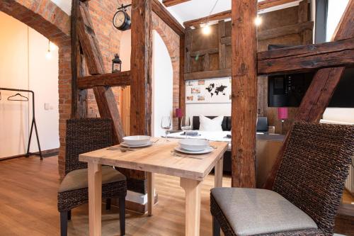 een eetkamer met een houten tafel en stoelen bij Ferienwohnung Venus in Quedlinburg