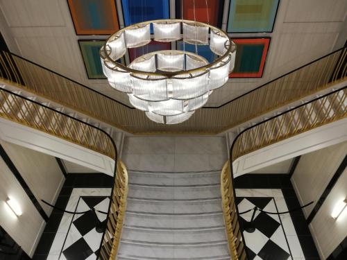 eine Treppe mit einem Kronleuchter in einem Gebäude in der Unterkunft Stylish Downtown Toronto Residential Hotel in Toronto