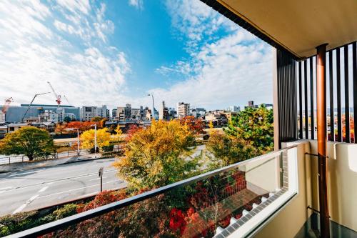 balcone con vista sulla città di Hotel Alza Kyoto a Kyoto