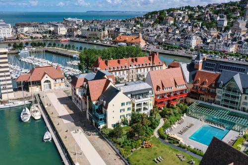 een luchtzicht op een stad met een haven bij Résidence Pierre & Vacances Premium Presqu'Ile de la Touques in Deauville