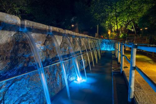 een fontein met blauwe lichten bij Rio Quente Resorts - Hotel Luupi in Rio Quente