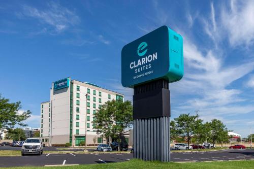 ein Schild vor einem Parkplatz mit einem Gebäude in der Unterkunft Clarion Suites at the Alliant Energy Center in Madison