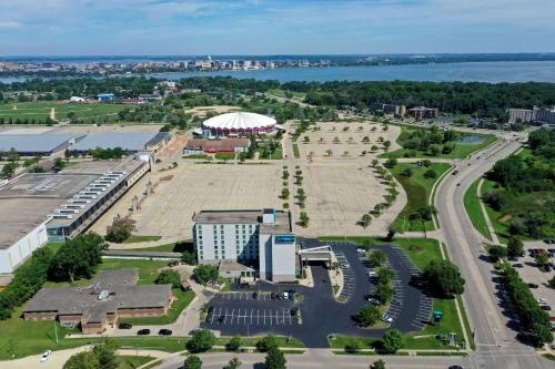 eine Luftansicht eines Parks vor dem Wasser in der Unterkunft Clarion Suites at the Alliant Energy Center in Madison