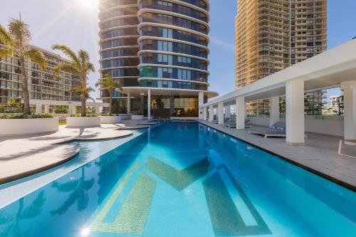 Baseinas apgyvendinimo įstaigoje Meriton Suites Surfers Paradise arba netoliese