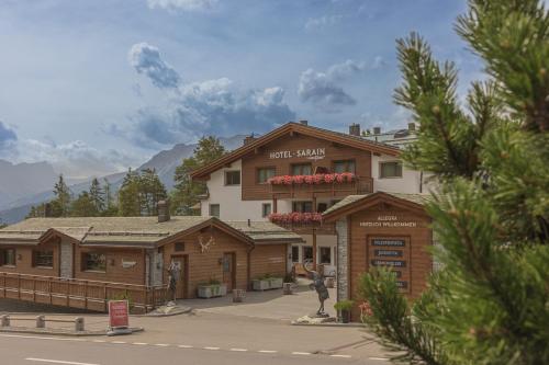 budynek z znakiem przed nim w obiekcie Hotel Sarain Active Mountain Resort w mieście Lenzerheide