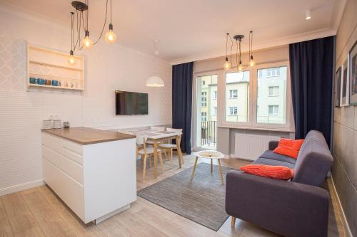 ビャウィストクにあるDuży apartament w centrum przy rynkuのキッチン、リビングルーム(ソファ、テーブル付)