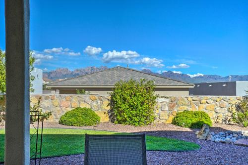 un cortile con un muro di pietra e una casa di Mountain-View Las Cruces Getaway with Gas Grill a Las Cruces