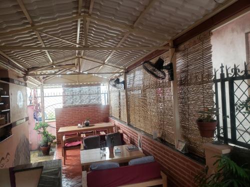 Um restaurante ou outro lugar para comer em Swagat homestay