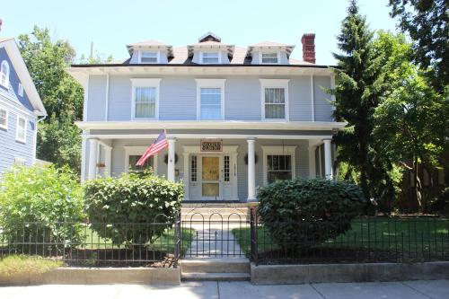 een wit huis met een Amerikaanse vlag erop bij Looking Glass Inn in Indianapolis