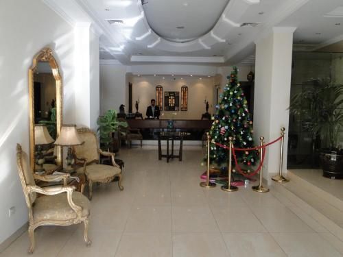 Un árbol de Navidad en medio de una habitación en Shanasheel Palace Hotel, en Baghdād