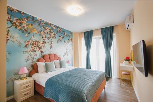 um quarto com uma cama com uma parede floral em Grand Panorama City Views em Oradea