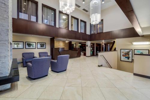 un hall d'un hôpital avec des chaises et une salle d'attente dans l'établissement Best Western Plus Edmonton Airport Hotel, à Leduc