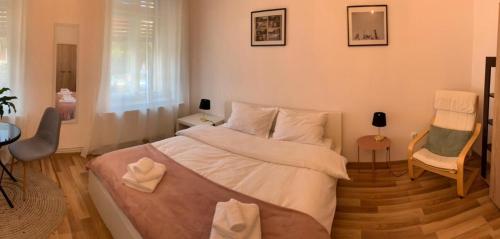 um quarto com uma cama grande, uma mesa e cadeiras em Apartament Plopilor Studios em Sibiu