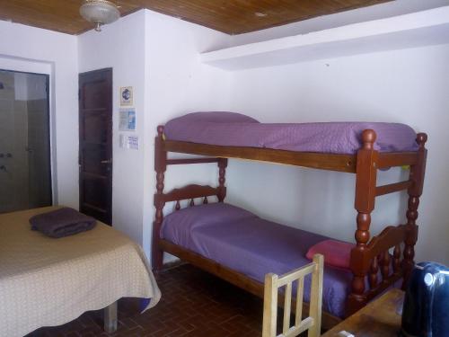 um quarto com 2 beliches e uma cama em ElPoro em Purmamarca