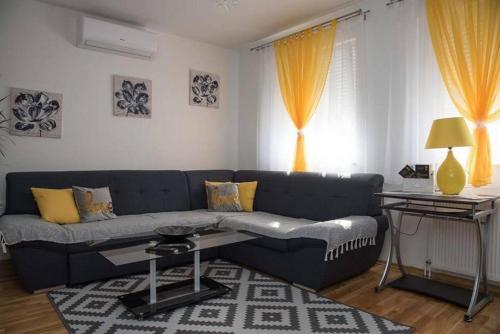 Prostor za sedenje u objektu Apartmani Oaza