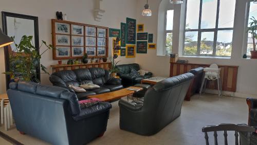 - un salon avec deux canapés en cuir et une table dans l'établissement Lodge Dinorwig, à Llanberis