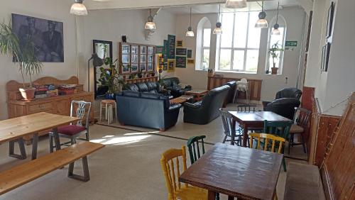 - un salon avec des tables, des canapés et des chaises dans l'établissement Lodge Dinorwig, à Llanberis