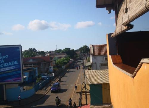 una vista aérea de una calle en una ciudad en Micaval Residential, en São Tomé