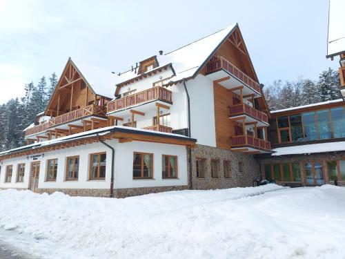 Pohorje Village Wellbeing Resort - Wellness & Spa Hotel Bolfenk under vintern