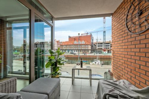 En balkon eller terrasse på Waterlane Riverside - SPA, Pool, Gym & Parking by Downtown Apartments