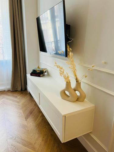 DELUXE APARTMENT NEAR GRAN VIA tesisinde bir televizyon ve/veya eğlence merkezi