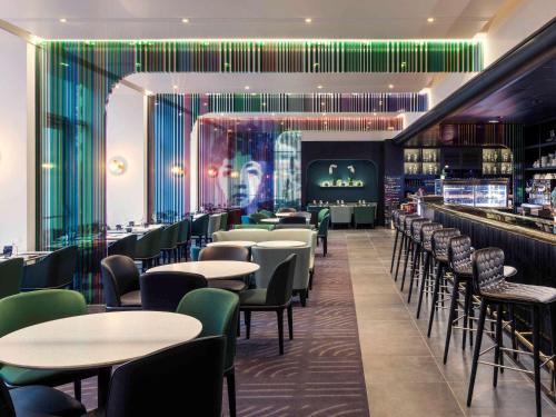 Un restaurante u otro lugar para comer en Mercure Paris Boulogne