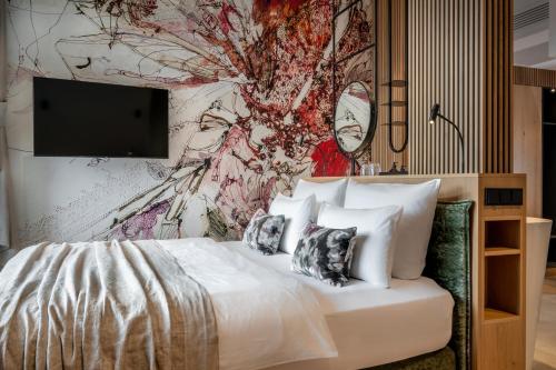 Cama ou camas em um quarto em NEUWIRT - Boutiquehotel & Wirtshaus