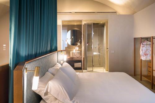 A bed or beds in a room at BASTIÒ PRIVATE SUITES