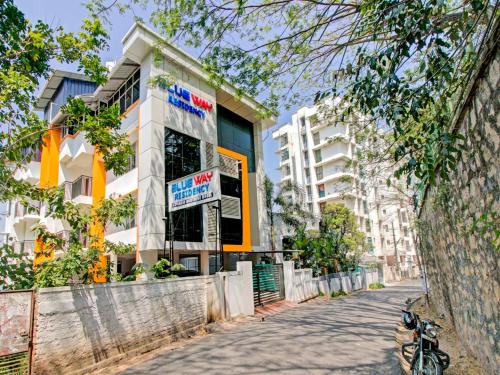 een gebouw aan de straatkant bij BLUEWAY RESIDENCY BUSINESS BOUTIQUE HOTEL in Trivandrum