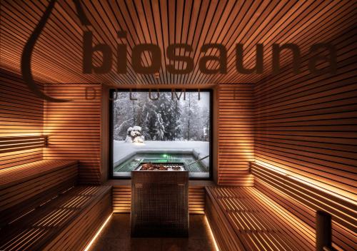 sauna z psem siedzącym w oknie w obiekcie Hotel Waldrast Dolomites w mieście Siusi