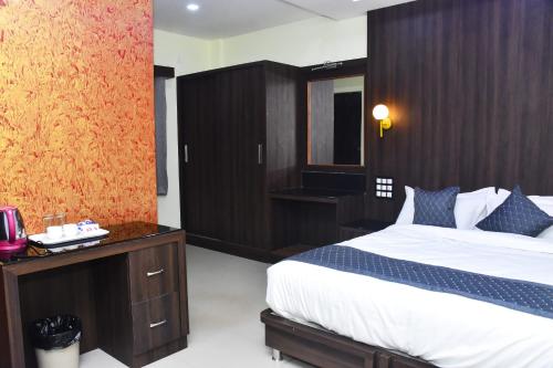 A bed or beds in a room at Hotel La Gowri, Coorg