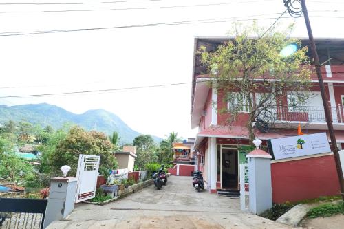 un edificio con una motocicleta estacionada frente a él en Hillside Hideaway Gudalur, en Gūdalūr