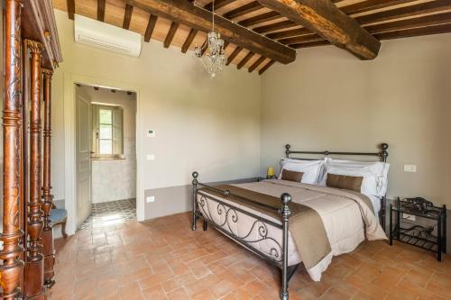 ein Schlafzimmer mit einem Bett in einem Zimmer in der Unterkunft Agriturismo Merigge Wellness & Spa Montepulciano in Montepulciano