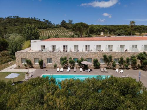 vista esterna dell'hotel e della piscina di Hotel Vila D'Óbidos a Óbidos