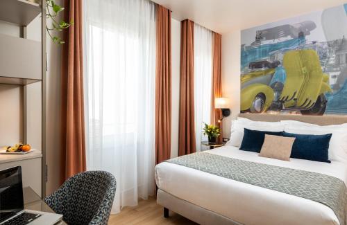 um quarto de hotel com uma cama e uma secretária com um computador portátil em Leonardo Boutique Hotel Rome Termini em Roma