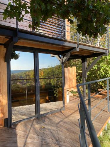 Un balcón o terraza en Le Moonloft insolite Tiny-House dans les arbres & 1 séance de sauna pour 2 avec vue panoramique