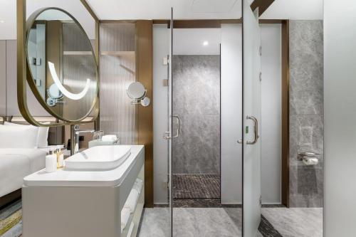 A bathroom at Holiday Inn Changsha Malanshan, an IHG Hotel