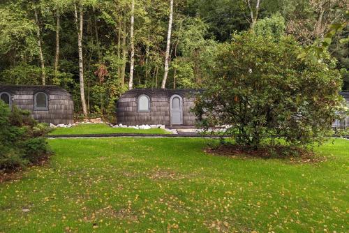 ein Haus in einem Garten mit grünem Rasen in der Unterkunft Zum G'Leut in Thiersheim