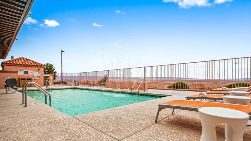 una piscina con tavoli e sedie in un edificio di Best Western View of Lake Powell Hotel a Page