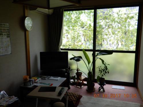 Habitación con escritorio y ventana grande. en Traditional Japanese House with beautiful garden, en Fujisaka