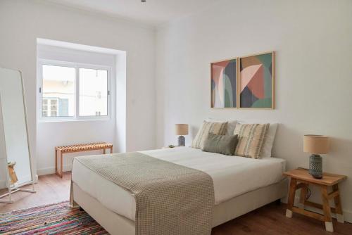 Una cama o camas en una habitación de Spacious & Light-Filled 4BR Apartment By TimeColer