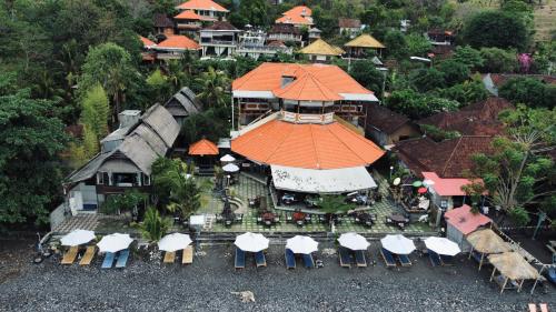 una vista aerea di una casa con tetto arancione di Amed Cafe & Hotel Kebun Wayan ad Amed