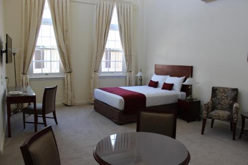 سرير أو أسرّة في غرفة في Quality Hotel Regent Rockhampton