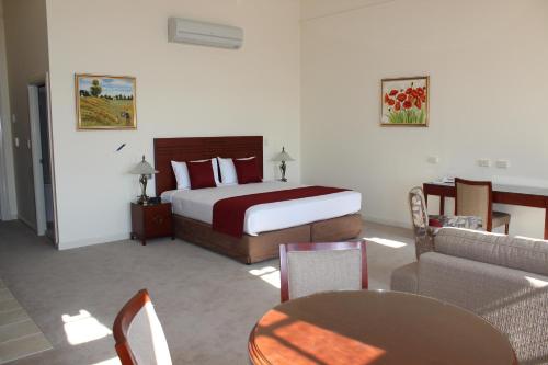 سرير أو أسرّة في غرفة في Quality Hotel Regent Rockhampton