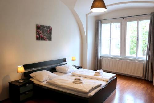 una camera con un letto e una grande finestra di Betlem Prague Apartments a Praga